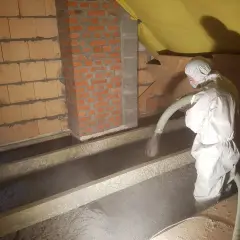 Wdmuchiwanie celulozy - poznaj ceny i koszty izolacji domu