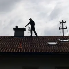 Ile zapłacisz za wizytę kominiarza? Cennik usług w Polsce