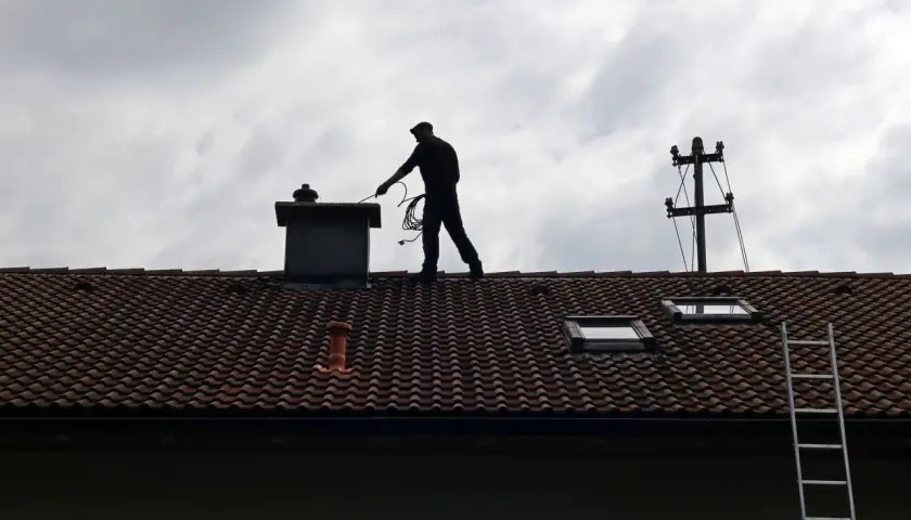 Ile zapłacisz za wizytę kominiarza? Cennik usług w Polsce