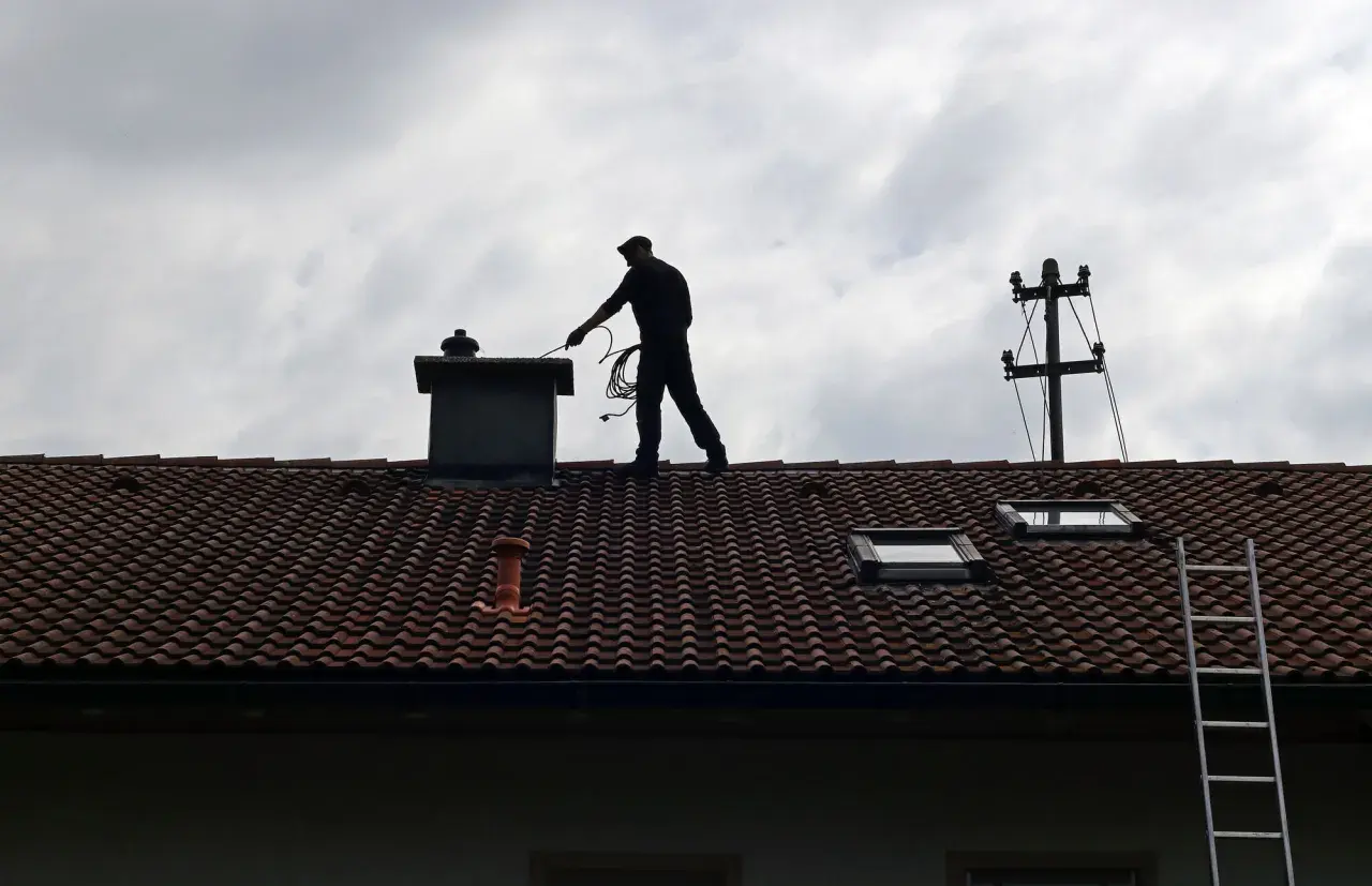 Ile zapłacisz za wizytę kominiarza? Cennik usług w Polsce